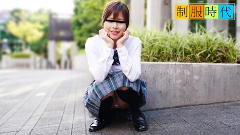 天然むすめ 上原聡美 制服時代 〜ずーっとイジられイカされながらもカメラ目線〜 制服姿が様になっている、上原聡美ちゃん。初体験も遅く、制服着たままでのセックスが今回初めてなんだそう。経験人数も少なくてバリバリ清楚な雰囲気の彼女に今日はずーっとカメラ目線のままエッチなことしてもらっちゃいました！Gカップボインの乳首の感度も良好で、声が荒くなって乱れまくり！ツルンツルンのパイパンオマンコに指を挿れられ、更に声を上げてカメラ目線でイクイク連発！無邪気な笑顔にふとした大人っぽい表情が堪りません！終始ずっとこちらを見てあえぎ続けてる制服女子聡美ちゃんに性欲そそられちゃってください！